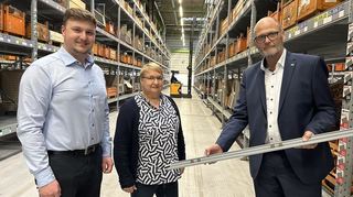 Jonas Neuweiler (v.l.) arbeitet - wie seine Eltern Cornelia und Joachim Neuweiler - seit vielen Jahren bei Heidelberger Druckmaschinen.