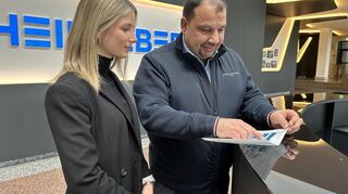 Standortleiter Orhan Bekyigit zeigt seiner Kollegin und Tochter Celine eine Karte vom Werksgelände in Wiesloch-Walldorf.
