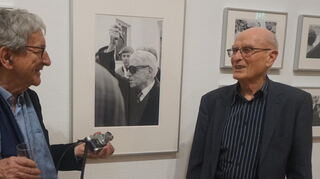 Bei der Ausstellungseröffnung im Ernst-Bloch-Zentrum: Fotograf Hektor Leibundgut (l.) und Gert Ueding.
