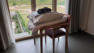 Blick aus dem Fenster eines Zimmers im GRN-Zentrum der Betreuung und Altersmedizin in Weinheim. Die Versorgung der Bewohner ist gesichert.