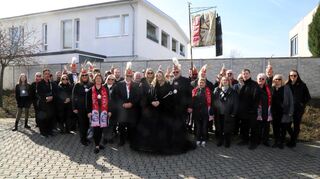 Kurz vor dem Trauermarsch versammeln sich die Stichler in der Groß-Gerauer Straße.