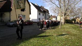 Der Trauermarch der Stichler zieht durch die Sonnenstraße.