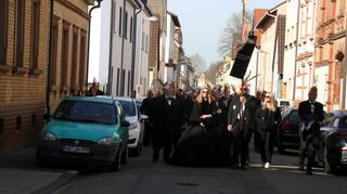 Rund 50 Stichler ziehen in einem Trauermarsch durch Sandhofen.