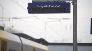 Eine Regionalbahn ist am Bahnhof Urmitz zum Stehen gekommen. Wegen einer Oberleitungsstörung ruht der Bahnverkehr. Symbolbild.