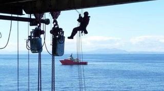 Ein Bilfinger-Mitarbeiter seilt sich an einer Offshore-Plattform in Norwegen ab.