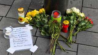 An der Haltestelle Strohmarkt legen Menschen im Gedenken an die Toten und Verletzten der Amokfahrt Blumen nieder.