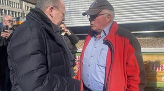 Oberbürgermeister Christian Specht sucht am Dienstag das Gespräch mit den Menschen in der Innenstadt.