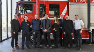 Das Prinzenpaar (mitte) dankt der Feuerwehr und der Integrierten Leitstelle für den großen Einsatz aller Haupt- und Ehrenamtlichen.