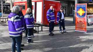 Notfallseelsorgerinnen und -seelsorger stehen den ganzen Tag über in Mannheim für Gespräche bereit.