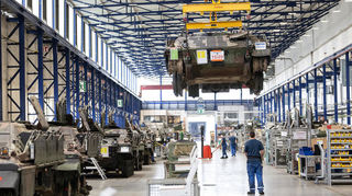 Ein Panzer vom Typ Marder schwebt in der Fertigungshalle von Rheinmetall. In den vergangenen drei Jahren hat sich der Wert des Rüstungsunternehmens fast versiebenfacht.
