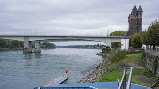Die Nibelungenbrücke in Worms: Wegen Wartungsarbeiten wird eine Spur teilweise gesperrt.
