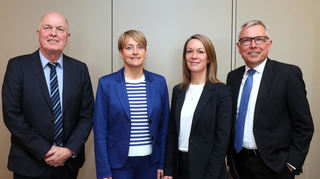 Dr. Johannes Berentelg (Ressortleiter Medizin, v.l.), Judith Masuch und Katharina Elbs (beide Geschäftsführerin GRN Gesundheitszentren Rhein-Neckar gGmbH) und Stefan Dallinger (Landrat Rhein-Neckar-Kreis) zum Thema Neuausrichtung GRN-Kliniken.