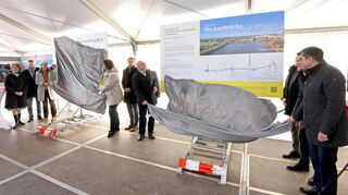 Die Hinweistafeln für die neue Neckarbrücke wurden beim offiziellen Baubeginn am 20. Februar enthüllt, unter anderem von Regierungspräsidentin Sylvia M. Felder und Verkehrsminister Winfried Hermann.