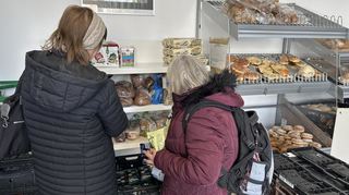 Zwei Frauen sind zur Seniorentafel auf dem Mannheimer Waldhof gekommen, um einzukaufen. Sie möchten anonym bleiben.