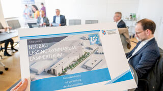 Landrat Christian Engelhardt stellt die Baupläne für das Lessing-Gymnasium vor und erläutert unter anderem in Anwesenheit von Bürgermeister Gottfried Störmer und Silke Weimar-Ekdur sowie Jerôme Dath von der Schulleitung die kommenden Schritte.