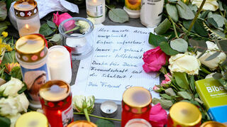 Als Zeichen der Trauer für die Opfer der Amokfahrt haben Menschen in Mannheim Blumen, Kerzen und auch einen Brief niedergelegt.