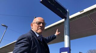 Landesverkehrsminister Winfried Hermann steht vor einer neuen Anzeigetafel. Bahnreisende sollen vor allem in kleinen und mittleren Bahnhöfen besser als bisher über Zugverbindungen informiert werden.
