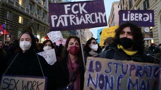 Demonstrantinnen und Demonstranten marschieren zur Feier des Internationalen Frauentags. Die eigene Stimme nicht für die eigenen Rechte zu erheben, sei keine Option, findet unsere Gastautorin Nicola Winter.