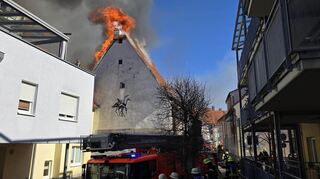 Ein Wohngebäude in Walldorf steht in Brand. Die Flammen schlagen aus dem Dach des Hauses.