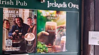 Werbeplakat im Irish Pub in Ludwigshafen. Am St. Patrick's Day soll es wieder Guinness geben.