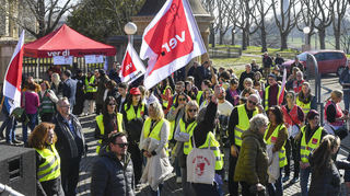 Beschäftigte der Unikllinik Mannheim sind von Verdi zum Streik aufgerufen worden. Die Gewerkschaft fordert mehr Lohn.