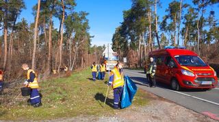 Auch Vereine und Organisationen, wie die Viernheimer Jugendfeuerwehr, wirken wieder beim Frühjahrsputz mit.Bild: Stadt Viernheim