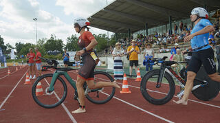 Das Waldstadion ist die Drehscheibe, in der die Triathleten mit den Rädern ankommen und sich dann auf die Laufdistanz begeben.