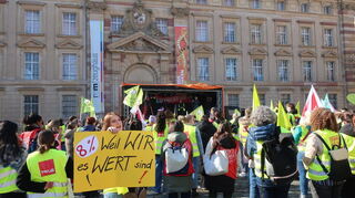 FBeschäftigte der UMM Mannheim und Gesundheitszentren Rhein-Neckar GRN Schwetzingen und Weinheim beim Warnstreik.