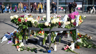 Blumen und Kerzen liegen nach der Amokfahrt am Mannheimer Paradeplatz.