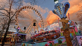 Das Riesenrad thront über dem Festplatz und ist weithin sichtbar. Das Bild entstand 2020.