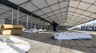 Monteure errichten beim Aufbau die Halle für den Maimarkt in Mannheim.