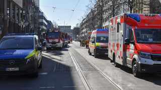 Polizei, Feuerwehr und Rettungsdienste waren am Montag mit starken Kräften auf den Planken im Einsatz.