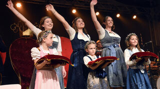 Die neuen Weinhoheiten (v. l.) Kim Röger, Maren Gadzalli und Anne Havemann mit den kleinen Prinzessinnen.