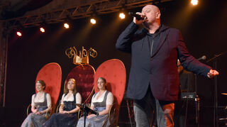 Rolf Stahlhofen singt für die Weinhoheiten.