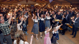 Mit Sternspritzern werden die neuen Weinhoheiten im Zelt in Schriesheim empfangen.