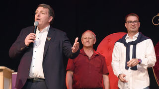 Bürgermeister Christoph Oeldorf (v.l.), Caterer Karl Forschner und Festzeltwirt Stephan Finke.