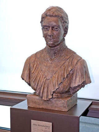 Diese Büste von Gabriele Köbler erinnert an Alice Bensheimer.