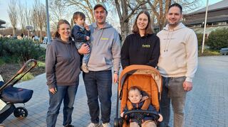 Die Freunde treffen sich in der Mitte: Von links: Chiara, Florian mit Felix, Anna und Dionysios und Gregor (im Kinderwagen)