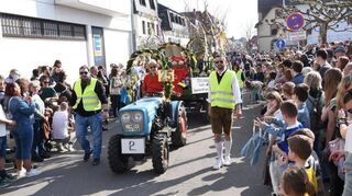 Zehntausende sind dabei, als der Festzug (hier der Wagen der "Eintracht" mit Ehrenvorsitzendem Helmut Hölzel am Steuer) durch die Straßen zieht.