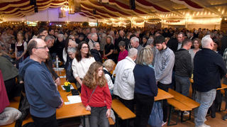 Gedenkminute im Festzelt für die Opfer der Amokfahrt von Mannheim.