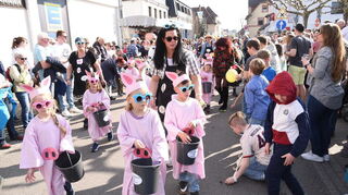 Immer wieder schön anzusehen: Die Kleinsten beim Festzug, hier die Kinder der „Römerstrolche“.