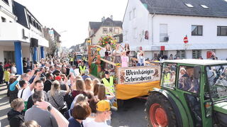 Die neuen Weinhoheiten beherrschen das huldvolle Winken schon ausgezeichnet.