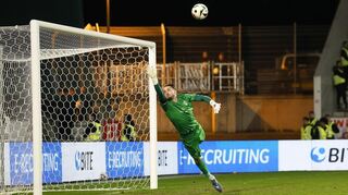 Waldhof-Keeper Jan-Christoph Bartels fliegt hier vergebens. Der Freistoß von Ahmet Arslan schlägt unhaltbar zum 1:0 für Essen ein. Dabei sollte es bleiben.
