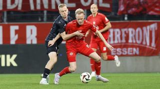Waldhofs Janne Sietan (links) im Zweikampf mit dem Essener Lukas Brumme.