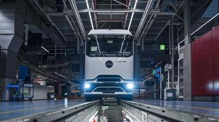 Blick in die Produktion eines batterie-elektrisch angetriebenen eActros 600 in Wörth (Pfalz).