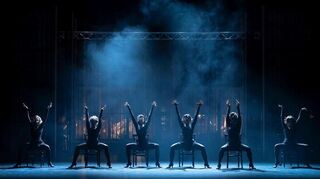 Ganz schön verrucht: Das Frauenensemble beim berühmten „Cell Block Tango“ im ersten Akt des Musical-Klassikers „Chicago“ am Landestheater Niederbayern.