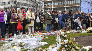 Gebete nach Amokfahrt und Gedenkminute am Paradeplatz in Mannheim.