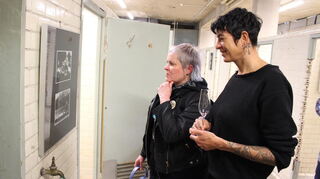 Besucherin Hannah Hiller (re.) schaut sich mit ihrer Freundin die Fotoausstellung im Keller des Alten Volksbads an.