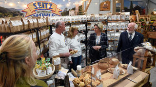 Ministerin Nicole Hoffmeister-Kraut (2.v.r.) und Rolf Edelmann (r.) beim Rundgang durch die Gewerbeschau beim Mathaisemarkt in Schriesheim.