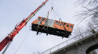 Der Weg zurück auf die Schiene geht über den Kran.